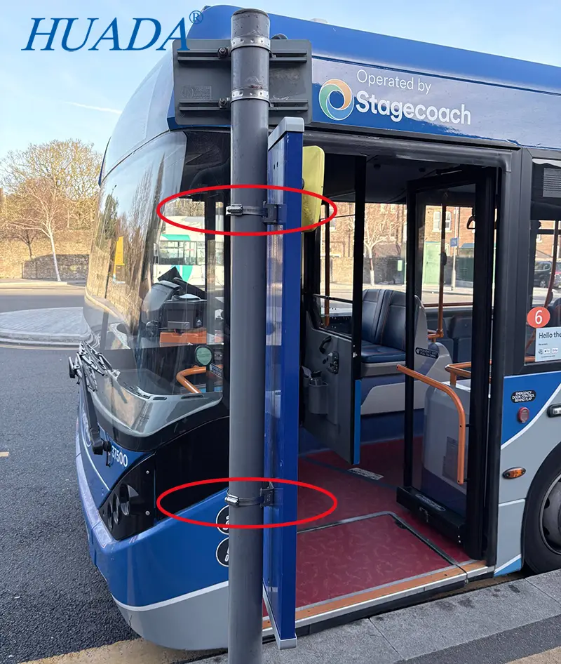 不锈钢喉箍在英国公交车站点立柱上进行固定的现场实例