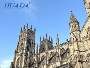 不锈钢扎带与尼龙扎带使用对比主题的封面图-背景为约克大教堂