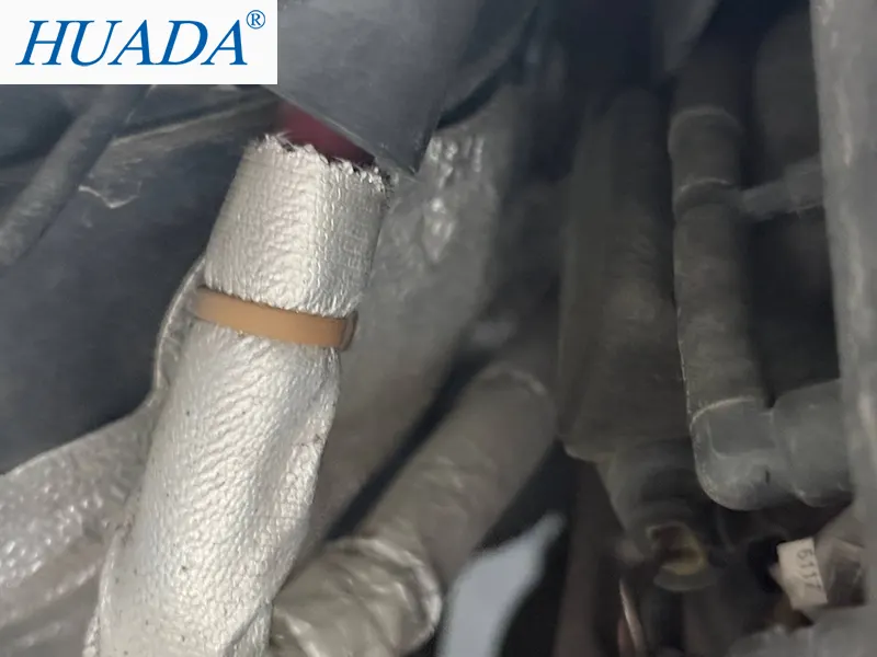 发动机舱内部靠近排气侧的隔热包覆管路,使用耐高温尼龙扎带进行固定的特写画面