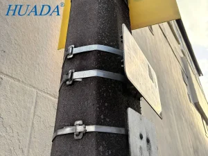 牙扣式不锈钢扎带用于英国户外立柱固定标牌的实际场景