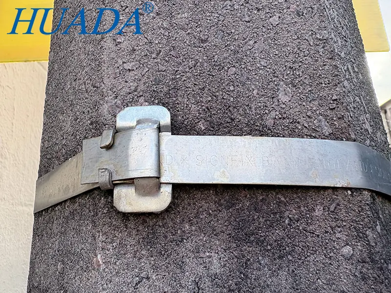 牙扣式不锈钢扎带锁扣细节展示了英国户外立柱上的实际固定方式