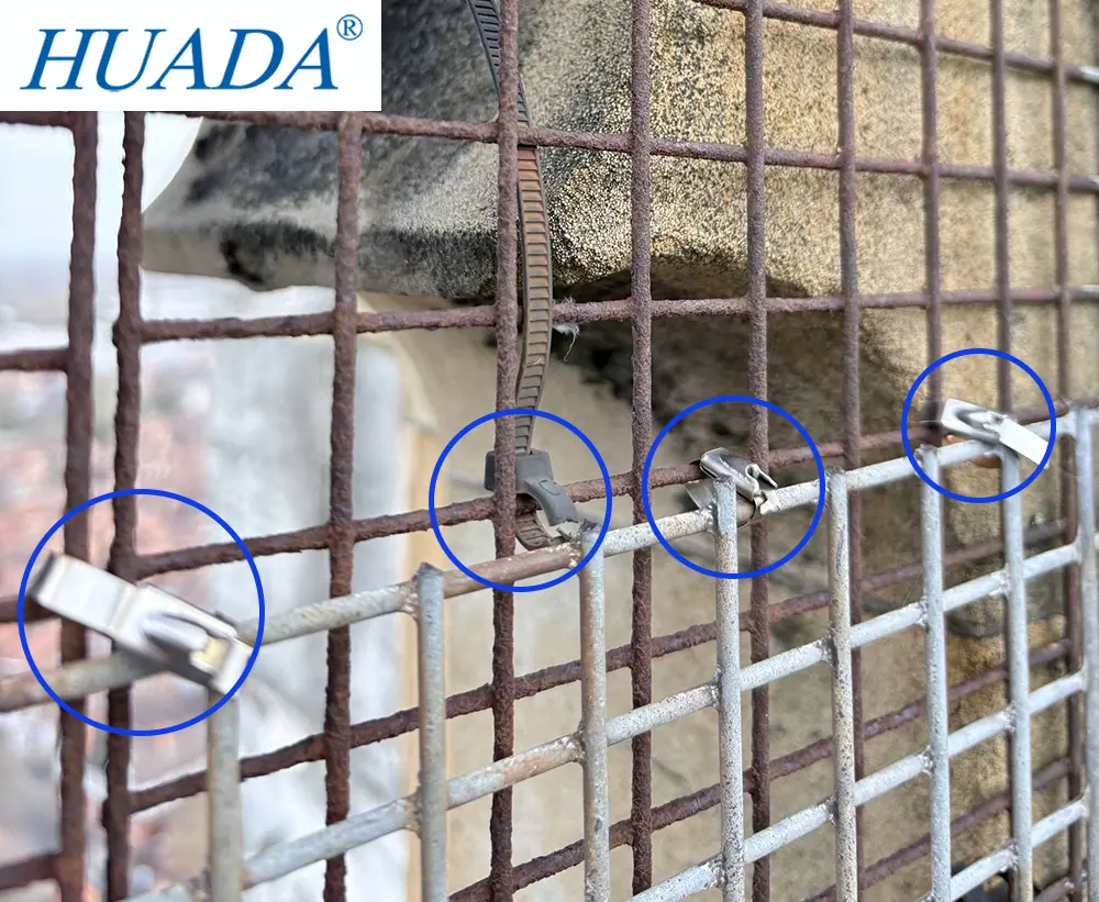 不锈钢扎带替换老化尼龙扎带的对比图-拍摄于约克大教堂防护网