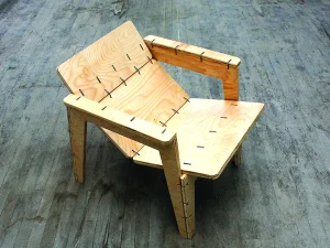 尼龙扎带拼装木质椅子,用黑色尼龙扎带把多块夹板穿孔连接,形成可拆装的简易扶手椅结构