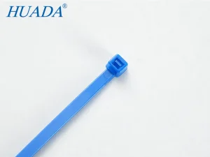 蓝色特氟龙扎带(Tefzel ETFE材质)特写,白色背景下展示自锁头结构