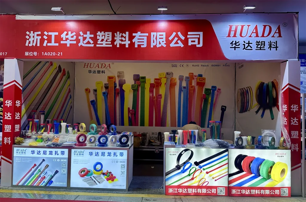华达塑料展位现场：浙江华达塑料有限公司（展位号1A020-21）展示尼龙扎带与扎带配件以及热缩管