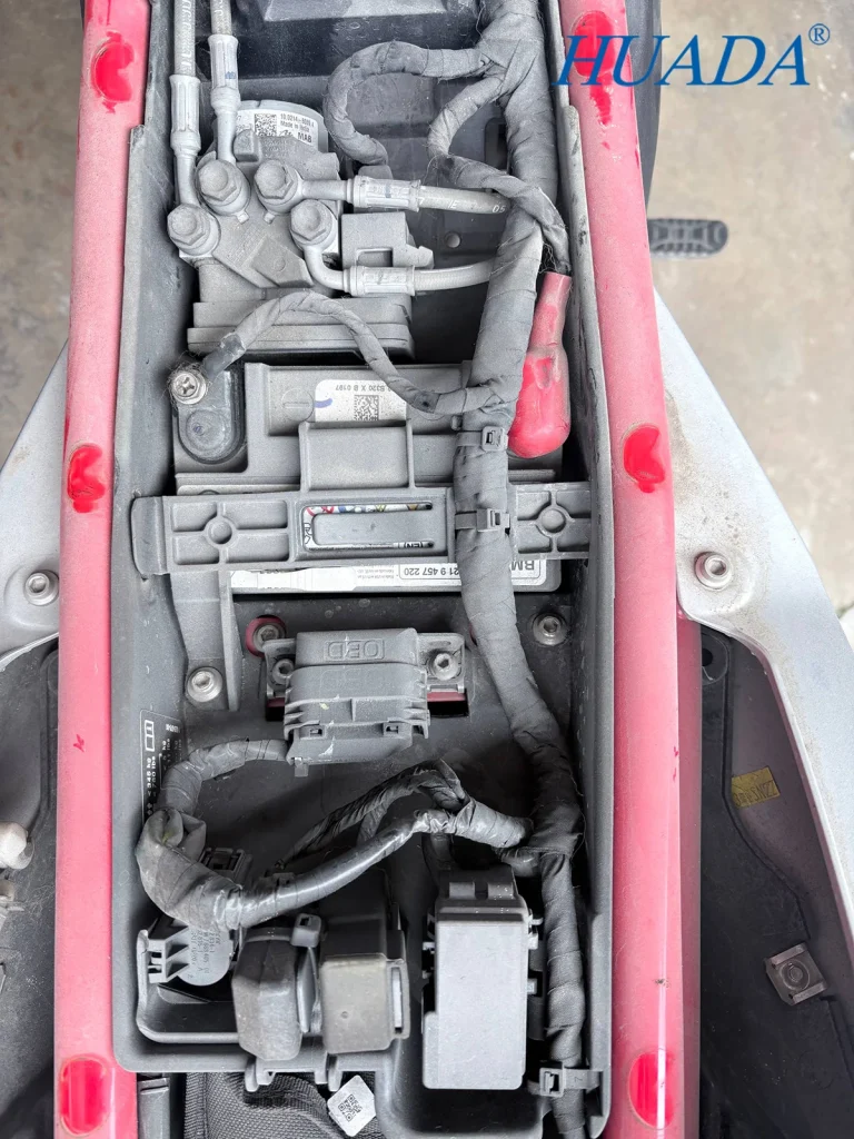 宝马摩托车内部线束使用尼龙扎带固定的实拍细节