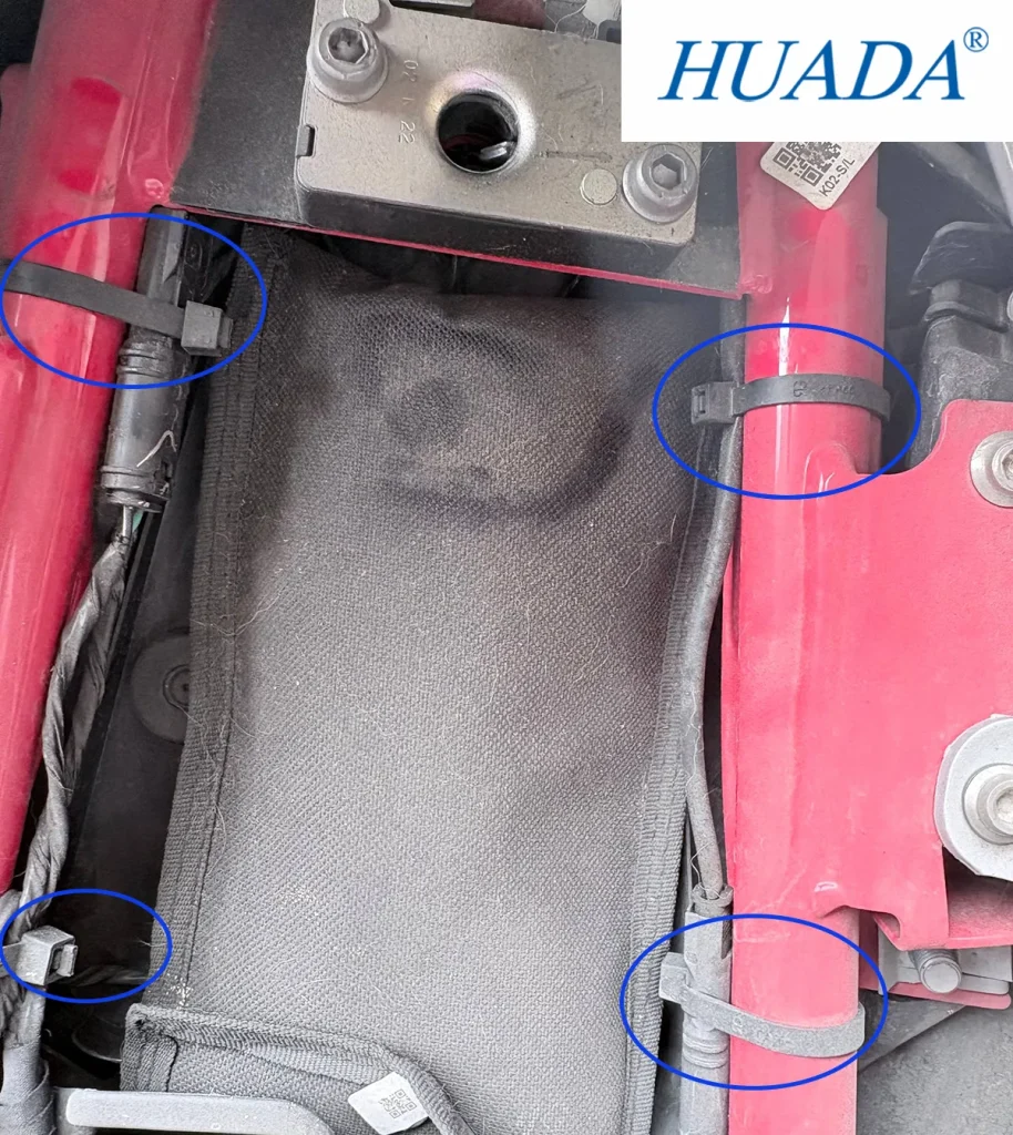 宝马摩托车内部防护布套线束通过尼龙扎带固定的实拍细节