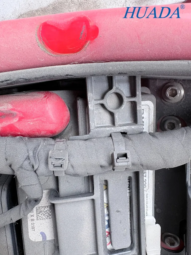 宝马摩托车车架内侧线束使用尼龙扎带固定的实拍近景