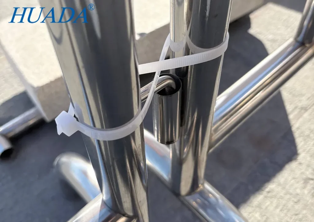 尼龙扎带尾部处理细节:多余扎带剪平贴合隔离栏立柱,减少刮手风险