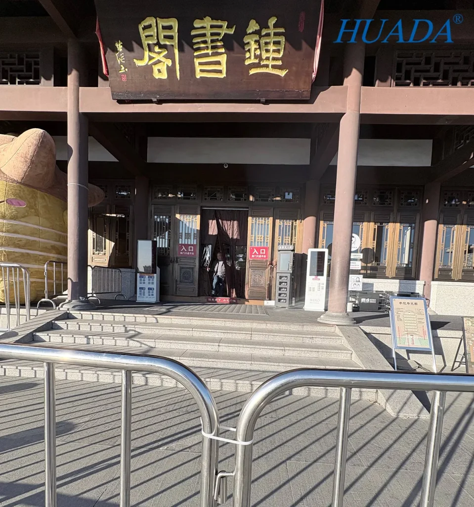 尼龙扎带固定隔离栏:最美书店钟书阁门口用白色扎带连接不锈钢路障立柱