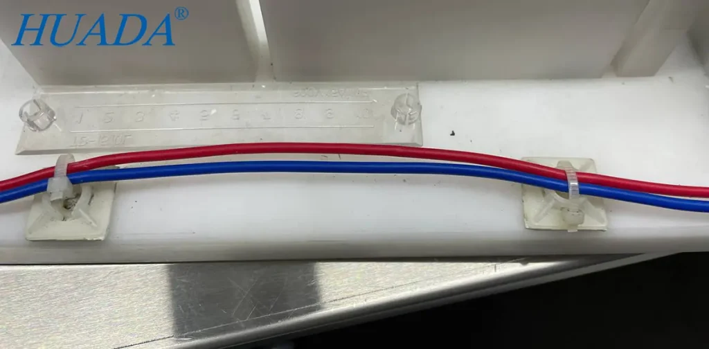 尼龙扎带固定座用于设备面板电线固定的实拍图