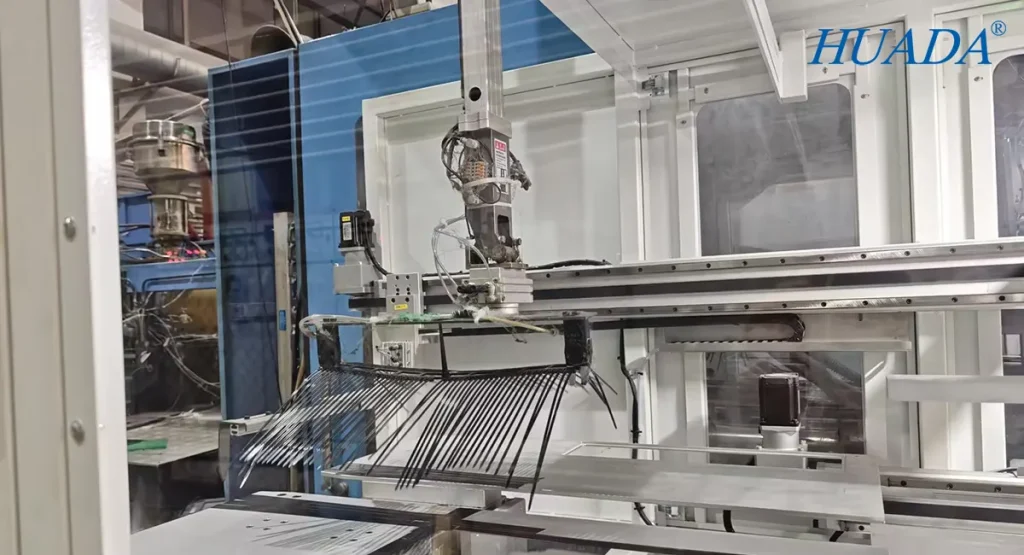 尼龙扎带生产线机械手取料并送入自动包装环节