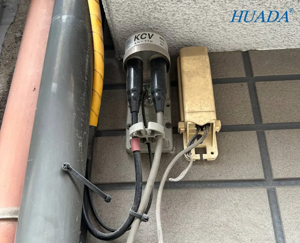 尼龙扎带将户外设备线路固定整理,减少电缆摆动和摩擦,提高线路稳定性