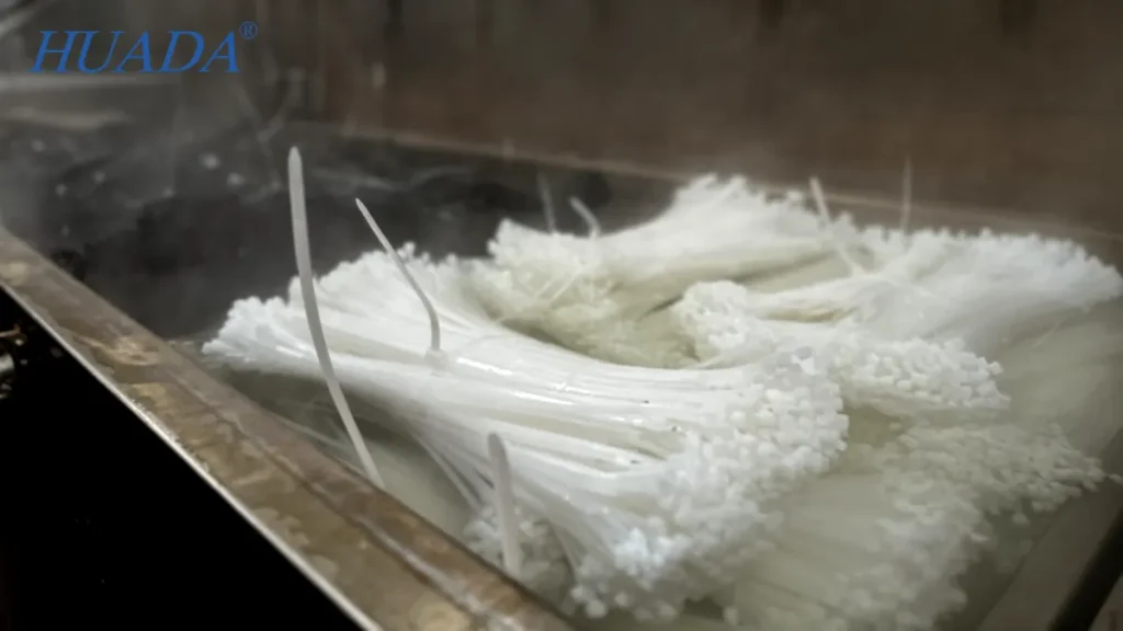 白色PA66尼龙扎带和黑色扎带正在热水槽中进行调湿处理