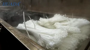 白色PA66尼龙扎带和黑色扎带正在热水槽中进行调湿处理