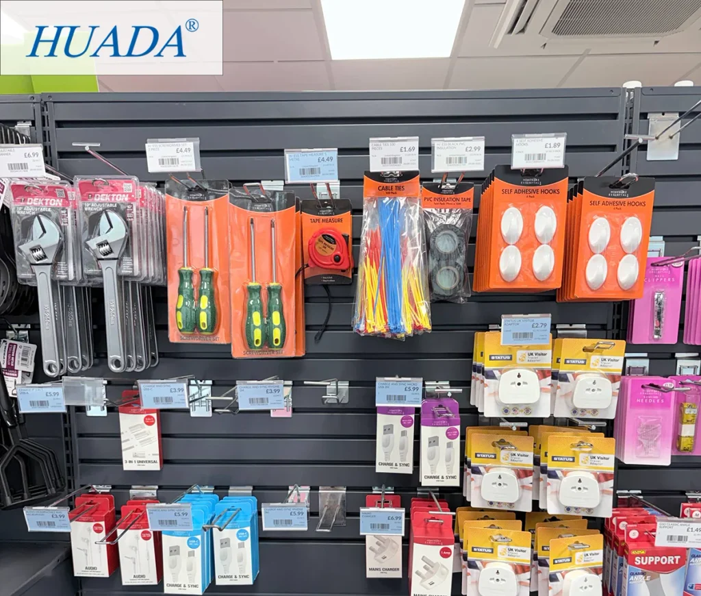 英国校园商店货架上的彩色尼龙扎带与日用工具零售陈列